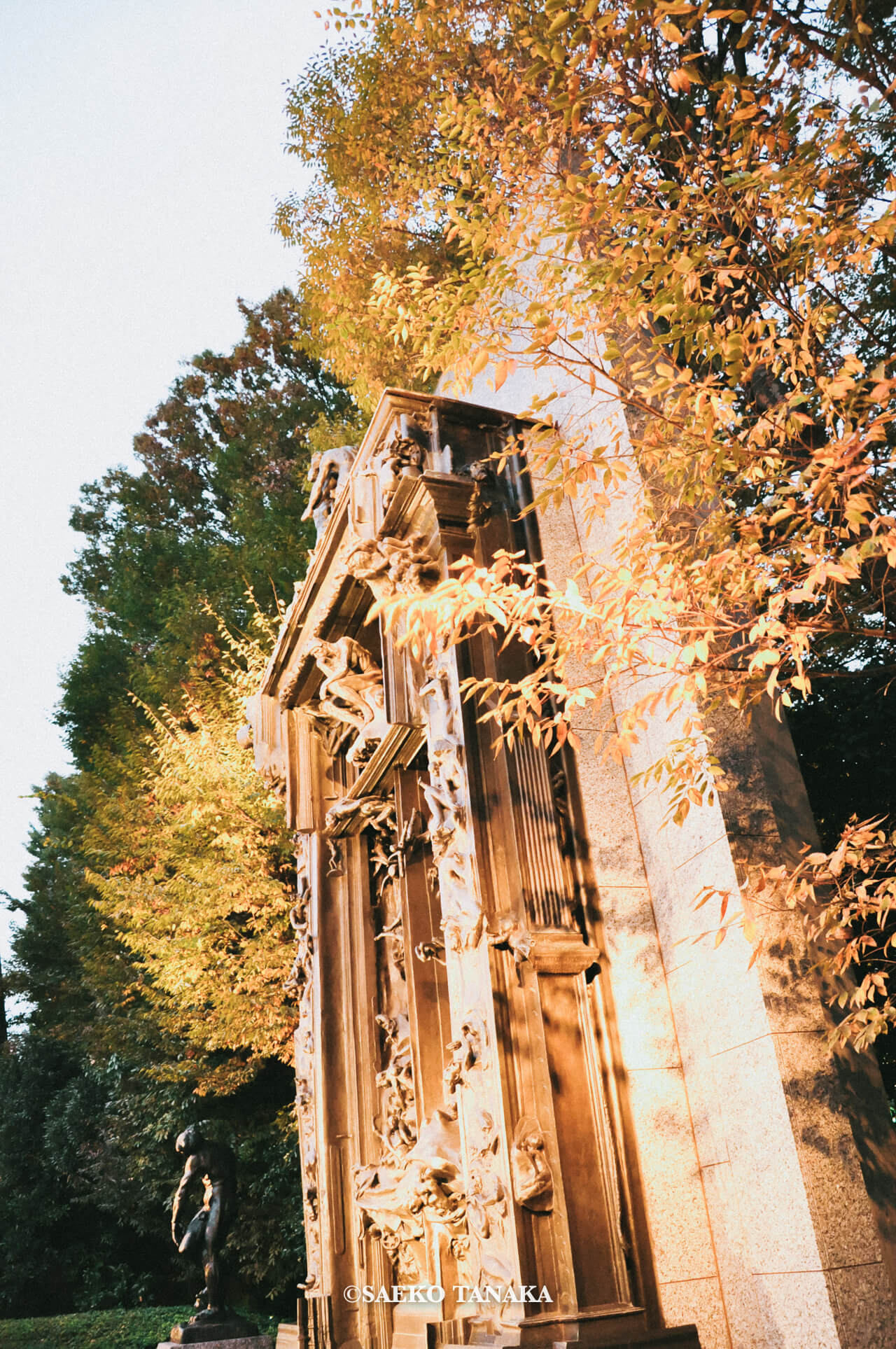 【一眼レフカメラ・レンズ作例：Nikon D90｜AF-S DX NIKKOR 18-105mm f/3.5-5.6G ED VR】東京フォト散歩に最適な、夕暮れ時の紅葉が美しい秋の上野公園にあるオギュースト・ロダン「地獄の門」