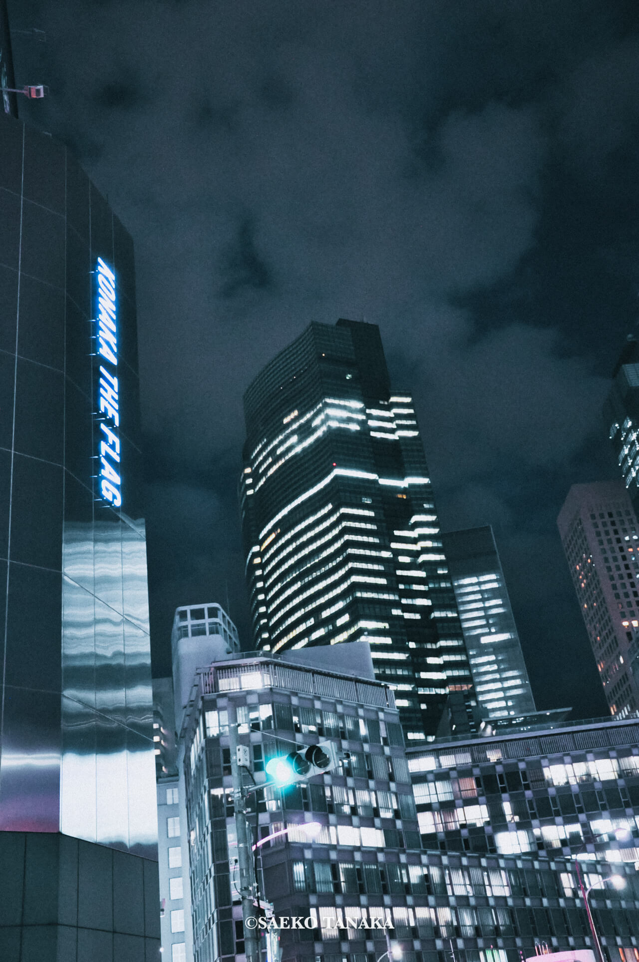 【一眼レフカメラ・レンズ作例：Nikon D90｜AF-S DX NIKKOR 18-105mm f/3.5-5.6G ED VR】東京フォト散歩に最適な、ビル街のイルミネーションも楽しめる夜の新橋駅前の街並み