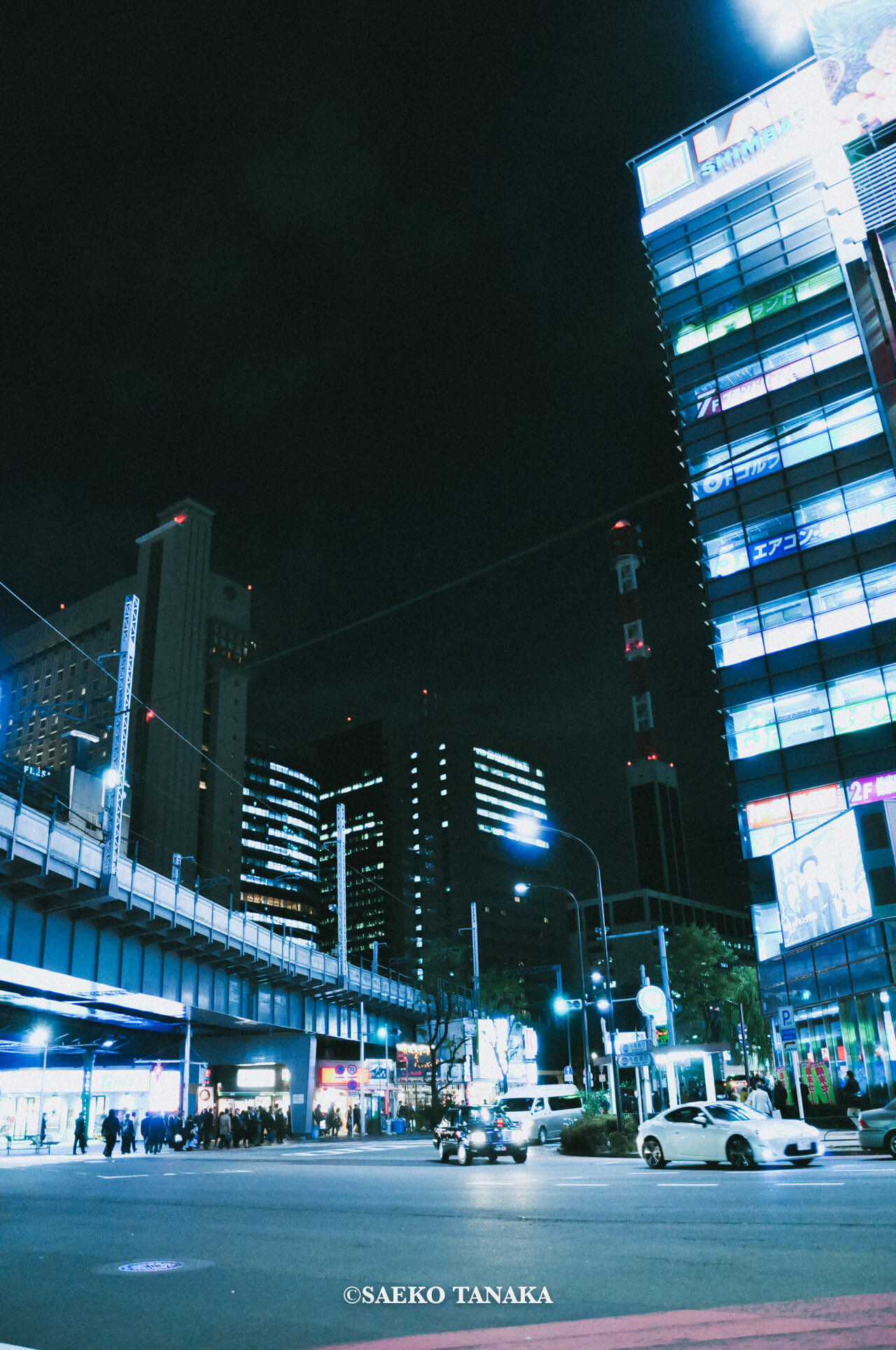 【一眼レフカメラ・レンズ作例：Nikon D90｜AF-S DX NIKKOR 18-105mm f/3.5-5.6G ED VR】東京フォト散歩に最適な、ビル街のイルミネーションも楽しめる夜の新橋駅前の街並み